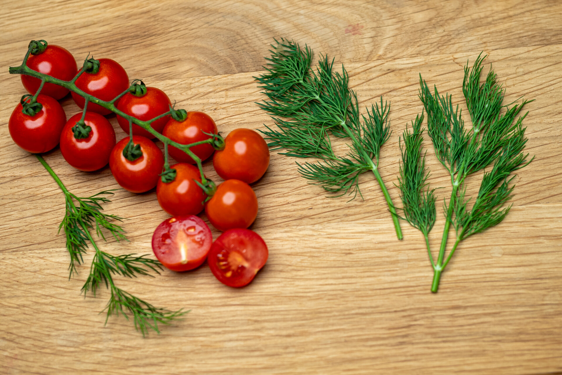 Dill mit Tomaten auf Brett