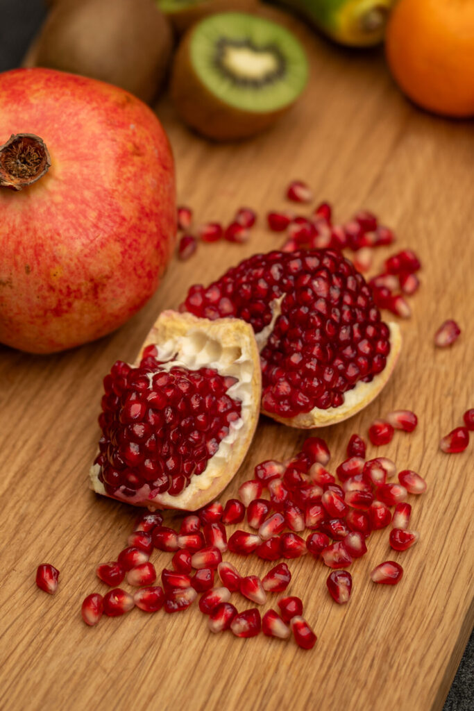 Granatapfel auf Holzbrett