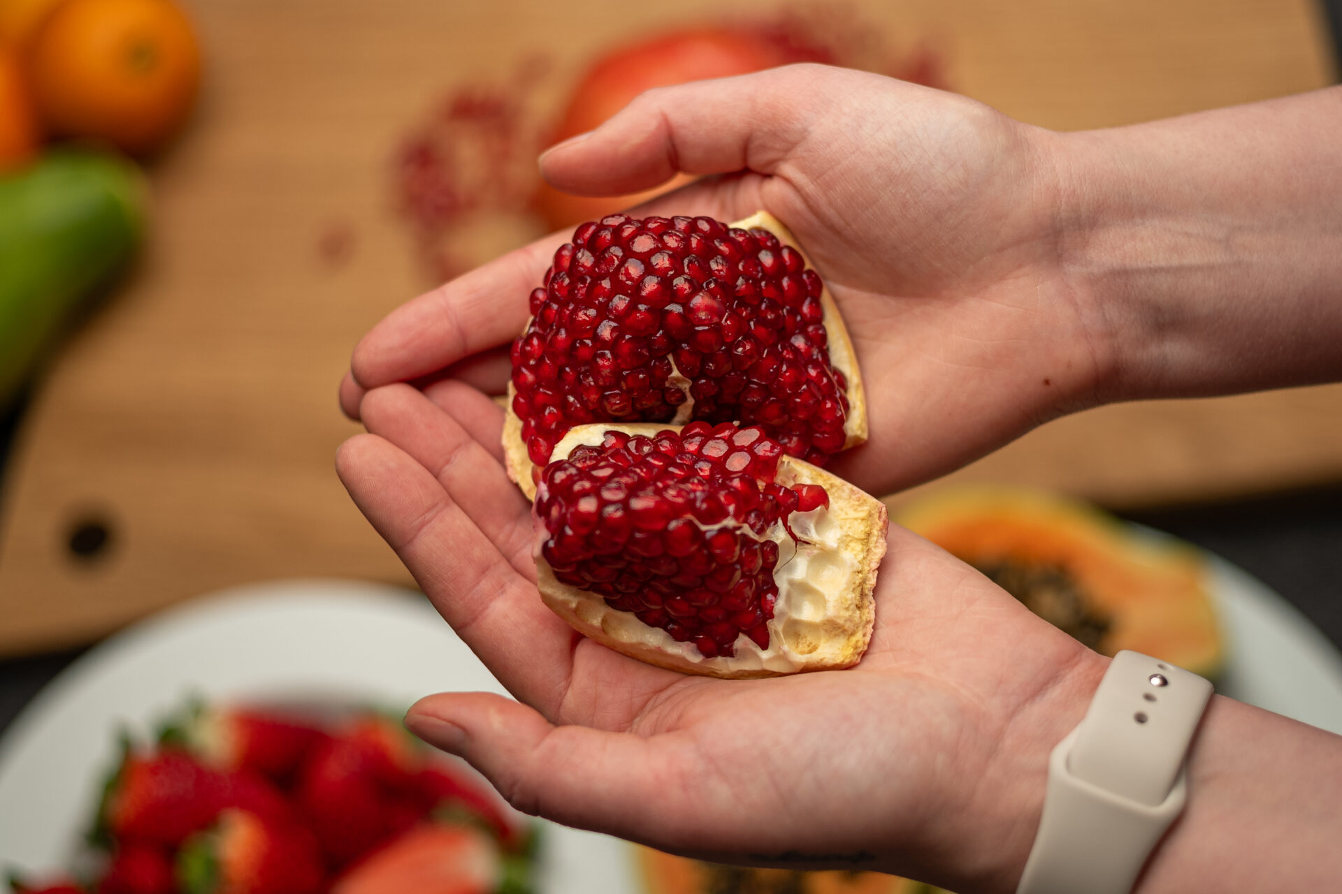 Granatapfel in der Hand gehalten