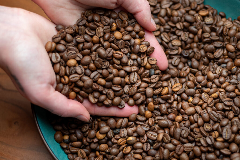 Kaffeebohnen in Hand